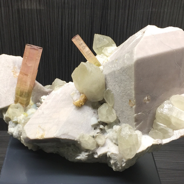 Elbaite crystals up to 7 cm, on matrix with quartz and feldspars.